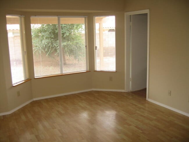 Building Photo - Gilbert 3Bd/2Bth + Den Single Story Home - Landscaping Included