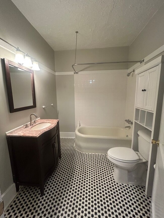 Building Photo - Quiet, Spacious 2BR/1BA