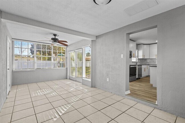 Building Photo - 2302 S Thixton Ct