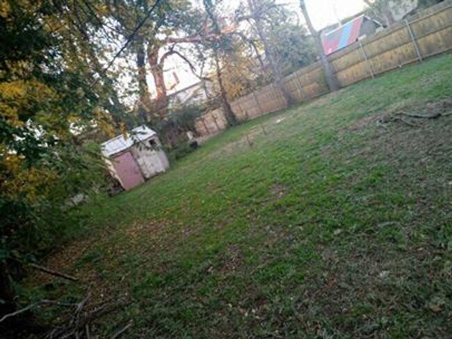 Building Photo - 2 Bed House with Large Yard