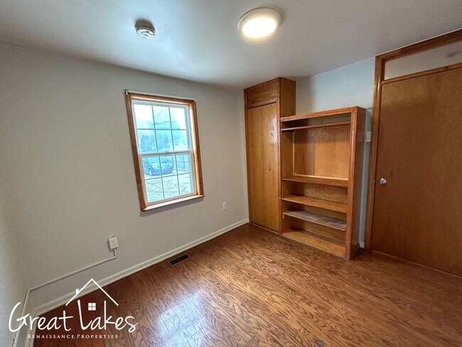 Building Photo - Charming 3 Bedroom 1.5 Bathroom Bungalow now available for rent!