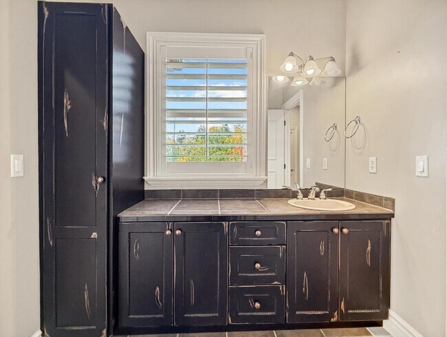 Building Photo - 1615 E Lakeview Way