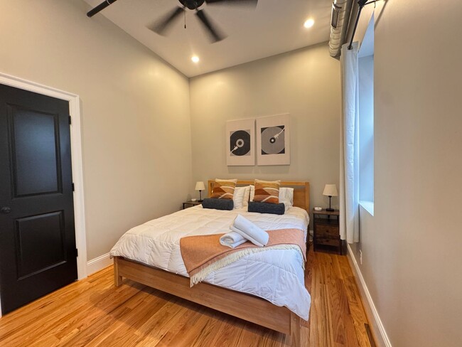 Building Photo - Renovated Highland Loft sleeps 4!