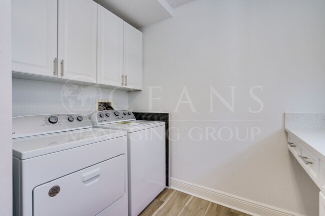 Building Photo - Breathtaking 3 Bedroom Daytona Beach Shore...
