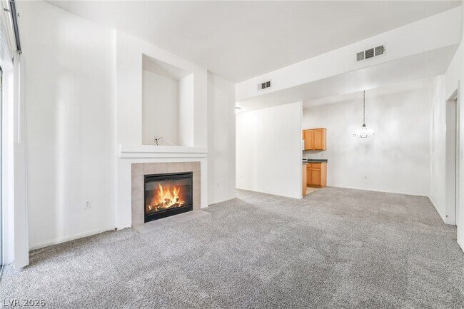 Building Photo - 2305 W Horizon Ridge Pkwy