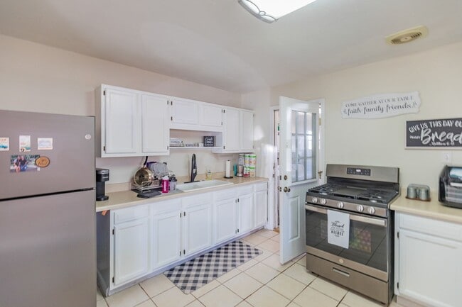 Building Photo - Super cute updated home!
