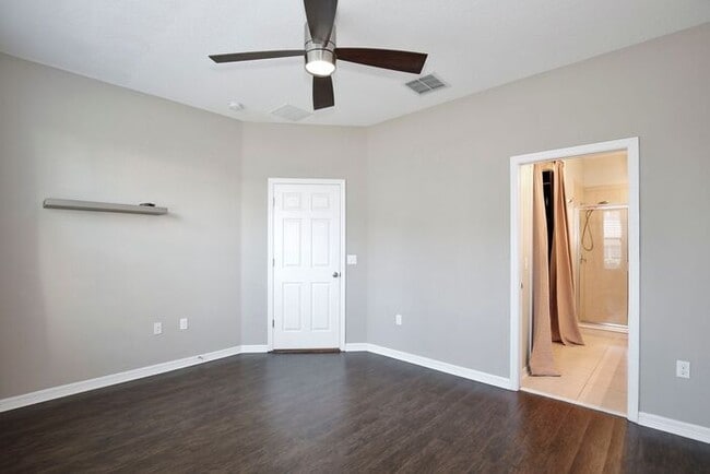 Building Photo - Gorgeous 4/2.5 Spacious Townhome with a Loft Area and a 2 Car Garage in the Desirable Gated Commu...