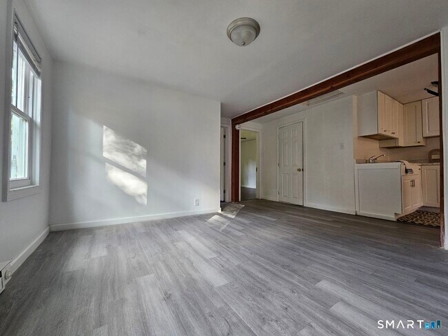 Building Photo - 10 Benedict St