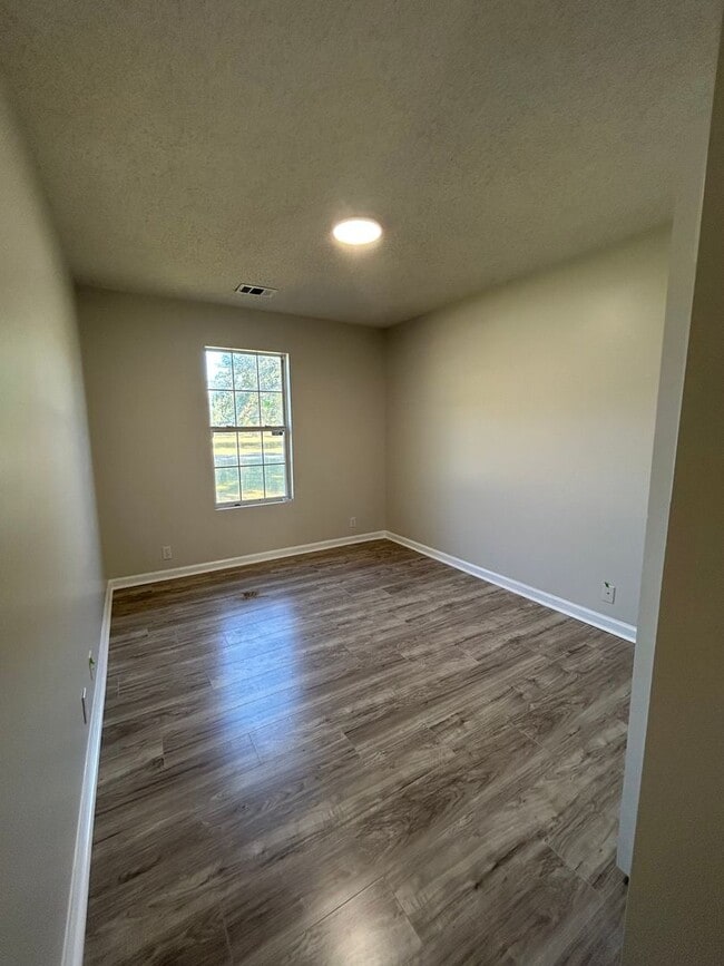 Building Photo - 3-Bedroom, 2-Bath Home on almost an 1 Acre – Pet-Friendly!