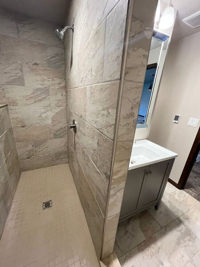 Building Photo - Gorgeous 4 Bed/3 Bath Home in Great Location!