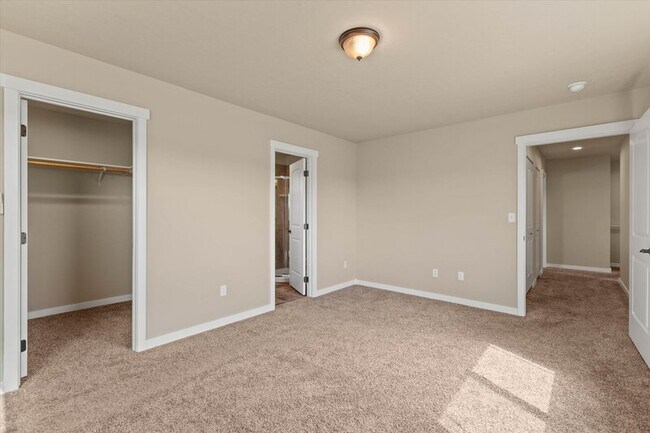 Building Photo - 1673 E Horsehaven Ave