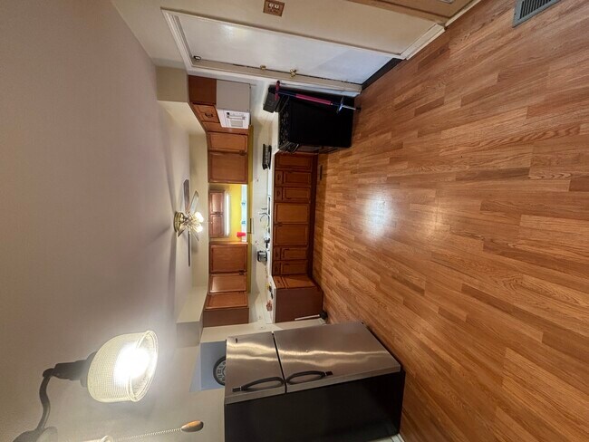 Building Photo - 8028 S Kingston Ave