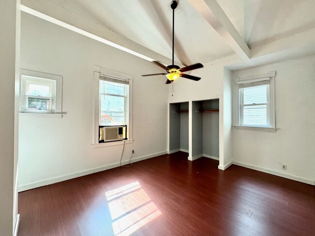 Building Photo - 4 Bed/2 bath UC Rental On Victor + Parking...