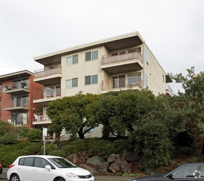 Building Photo - 2210 Yale Ave E