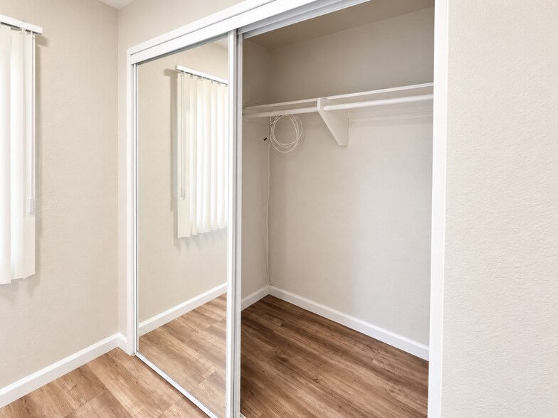 Building Photo - 9906 Buena Vista Dr