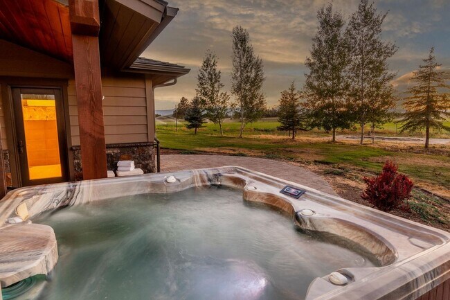 Building Photo - Stunning Tumalo Estate-6 Bed - 7.5 Bath ov...