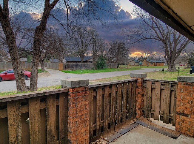 Building Photo - 14011 Fairhill Ave