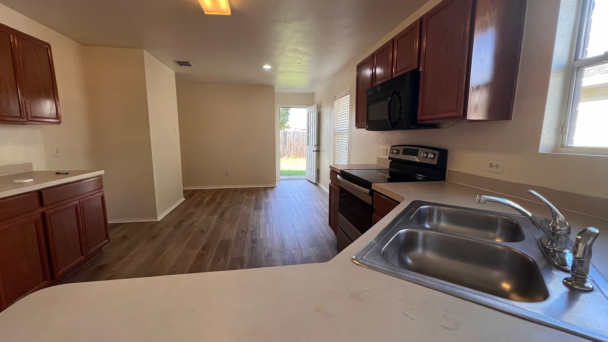 Building Photo - 8911 Valley River Dr