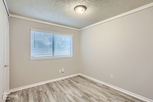 Building Photo - 11910 Yearling Dr