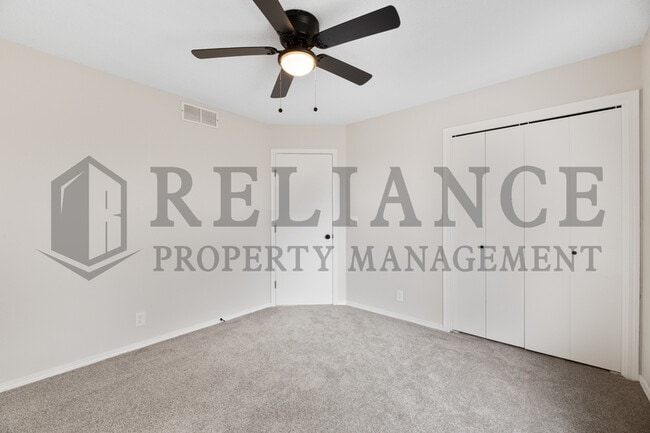 Building Photo - 215 Peachwood Dr