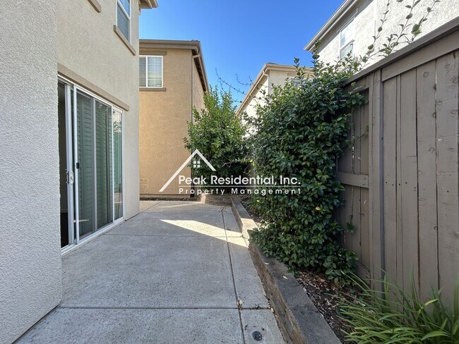Building Photo - 9196 Cortina Cir