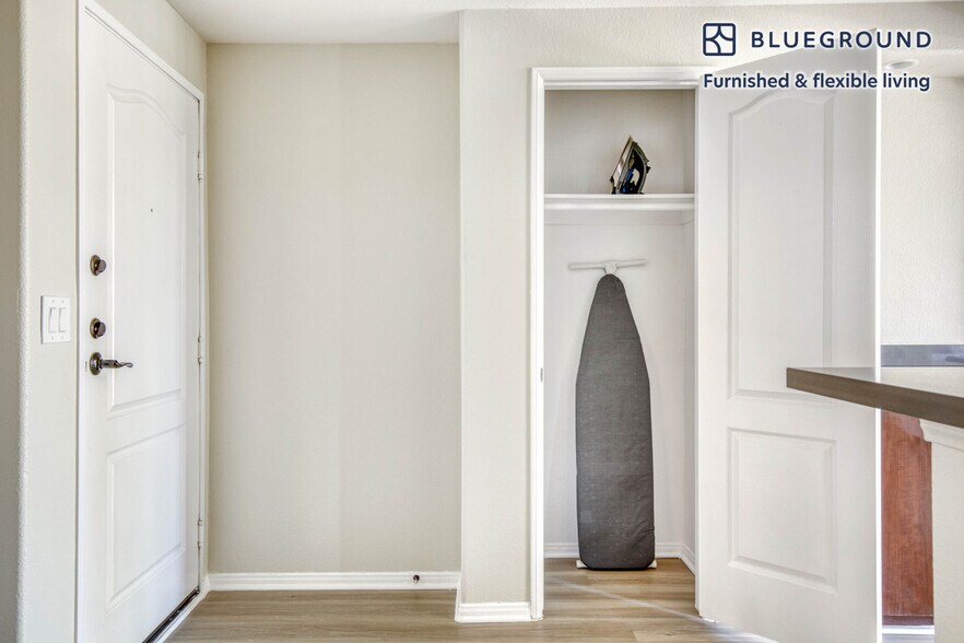 Building Photo - 114 N Doheny Dr