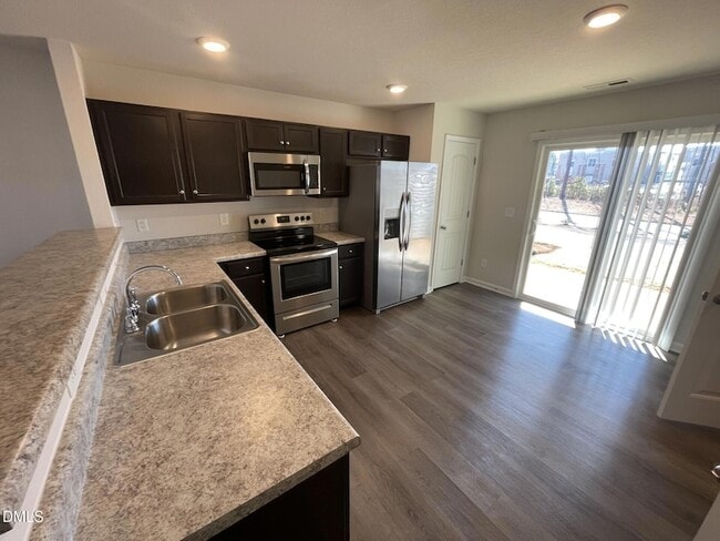 Building Photo - 1075 Peony Ln