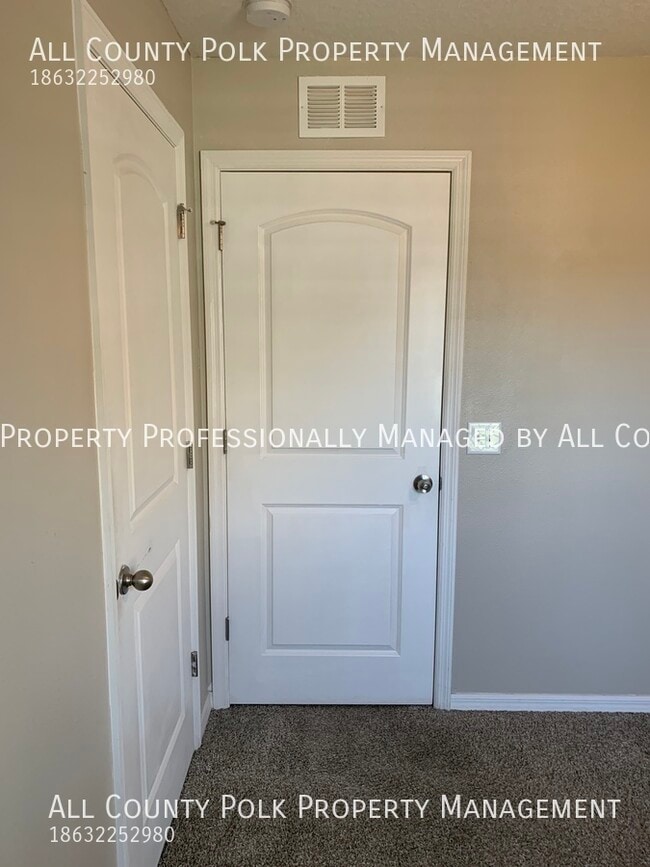 Building Photo - Lakeland Oasis! 3 Bedroom Duplex in Villag...
