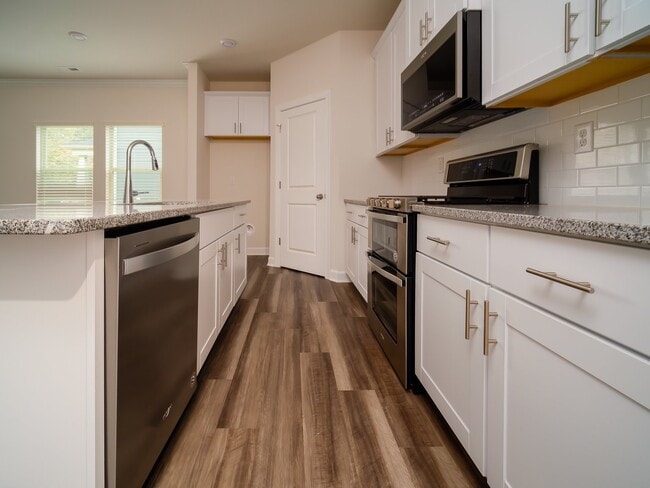 Building Photo - "Charming 3-Bedroom Retreat with 2.5 Baths in the Heart of Belmont!"