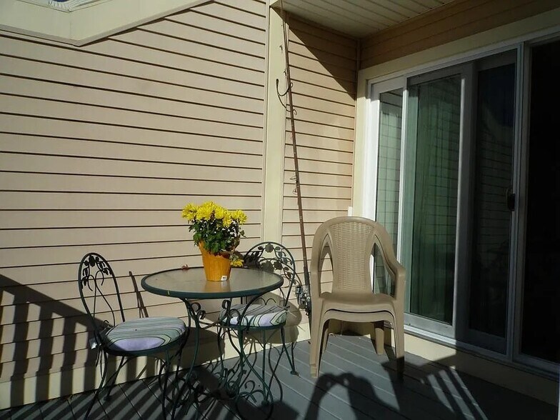 Back deck to enjoy the sunshine! - 33 Water St