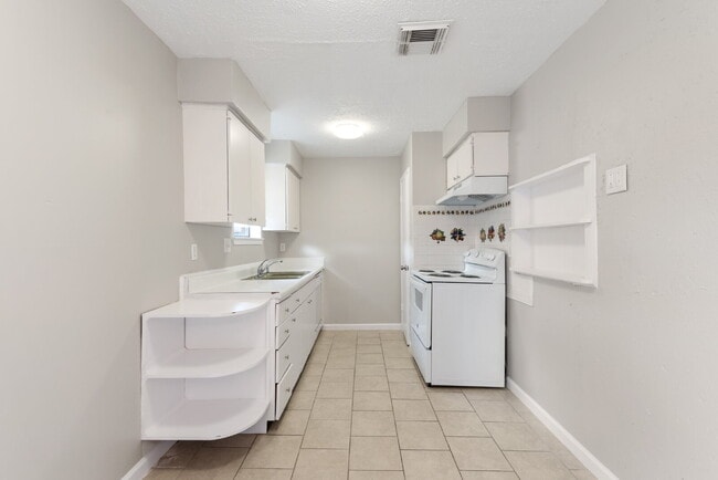 Building Photo - 743 Deercrest St