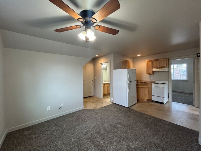 Building Photo - NE Bend Upstairs Apartment - PENDING APPLICATION