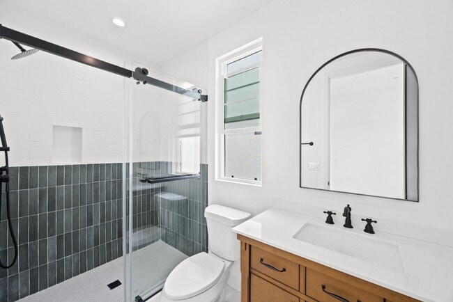 Building Photo - Bright and Spacious Newly Renovated Townhome | 5 Bedroom | 5 Bathroom | Parking Included