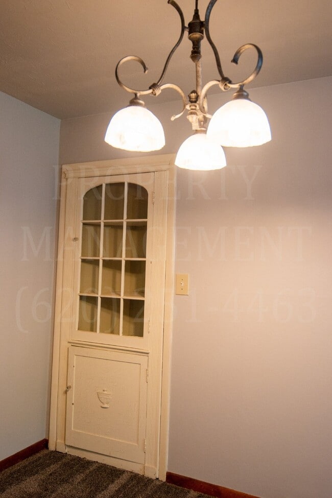 Building Photo - 4 Bedroom 2 Bath