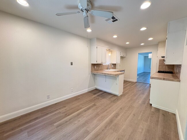 Building Photo - Beautiful 3 Bed, 2 Bath Home in a Desirabl...