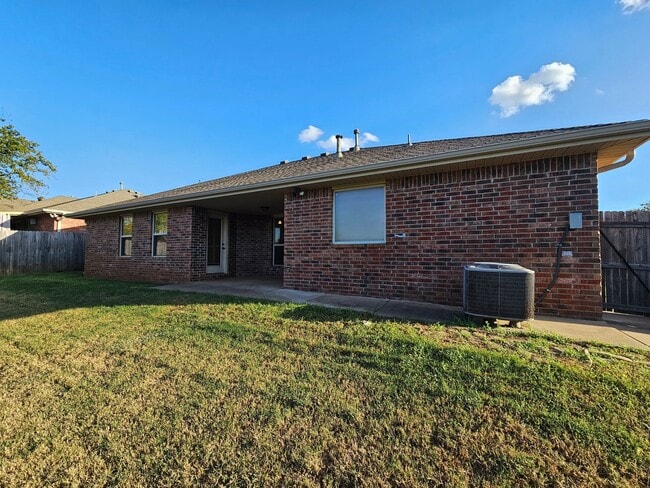 Building Photo - 3 (Bed)/(2) Bath + Office in Royal Oaks. N...