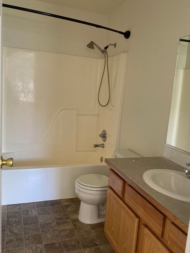 Building Photo - Hidden Gardens Townhome