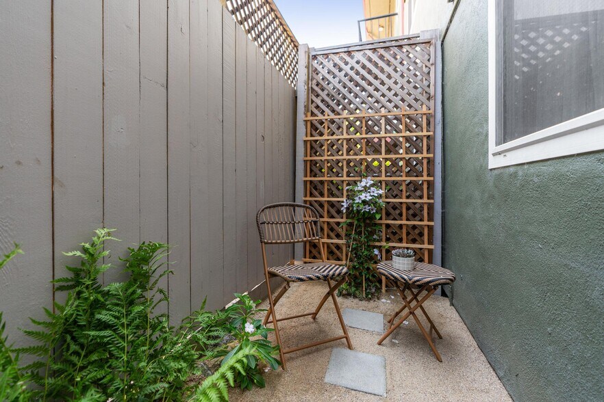 Building Photo - 6211 Telegraph Ave