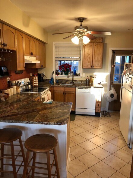 Lots of storage and counters! - 1552 Boyle St