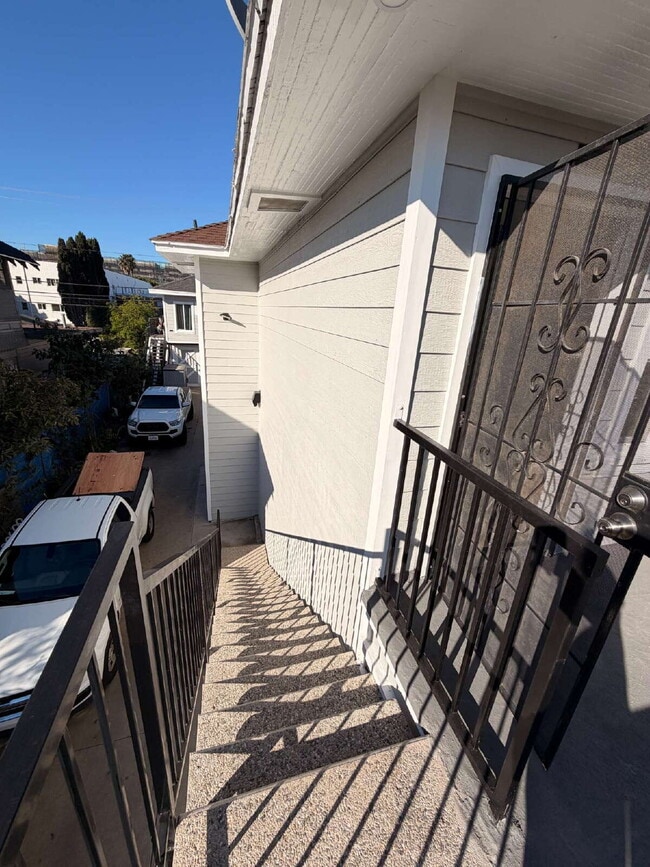 Building Photo - Modern Open Concept1 Bed + 1 Bath Upstairs Unit + In-Unit Laundry + AC