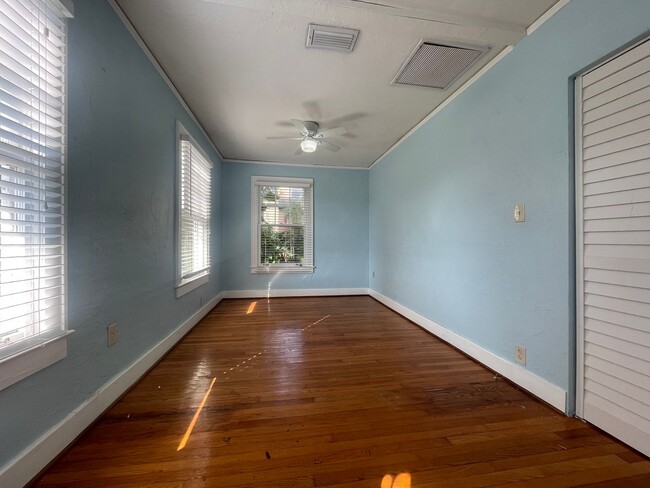 Building Photo - 4 BR Home only 2 blocks from Lake Eola Par...