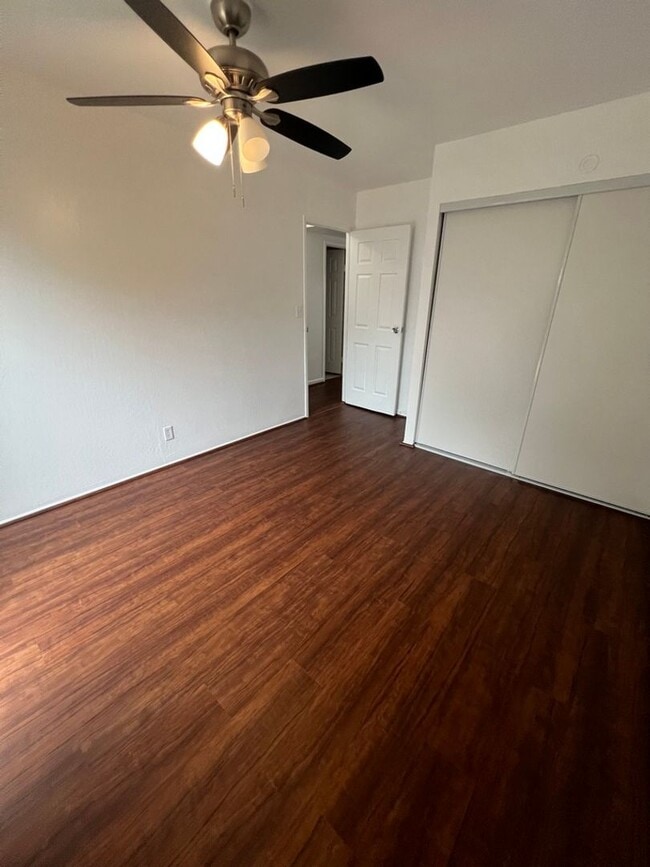 Building Photo - Loft, 2 Bedrooms, Split Townhouse, AC, 2 Parking