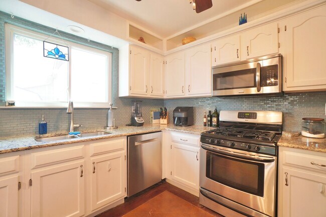 Building Photo - 4600 Pelham Dr