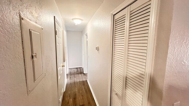 Building Photo - Unlock Your Perfect Winter Park Retreat: F...