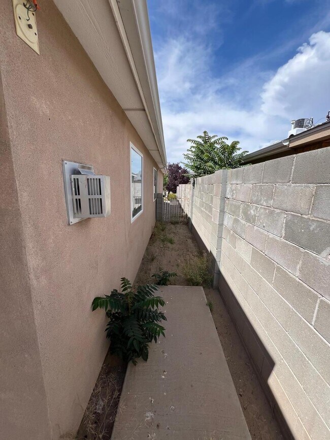 Building Photo - 8904 Silverado Ave SW