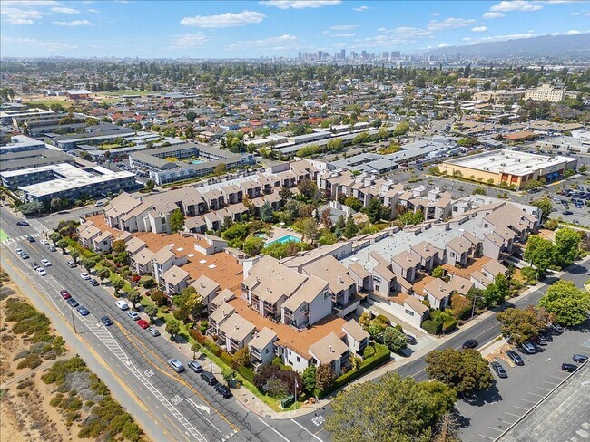 Building Photo - 2101 Shoreline Dr