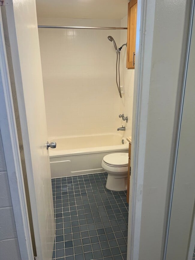 Building Photo - Studio with 1 covered parking (Honolulu)