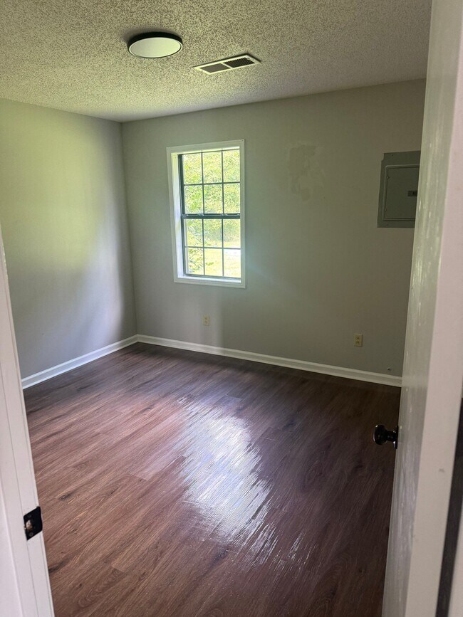Building Photo - 108 N Bond Ave