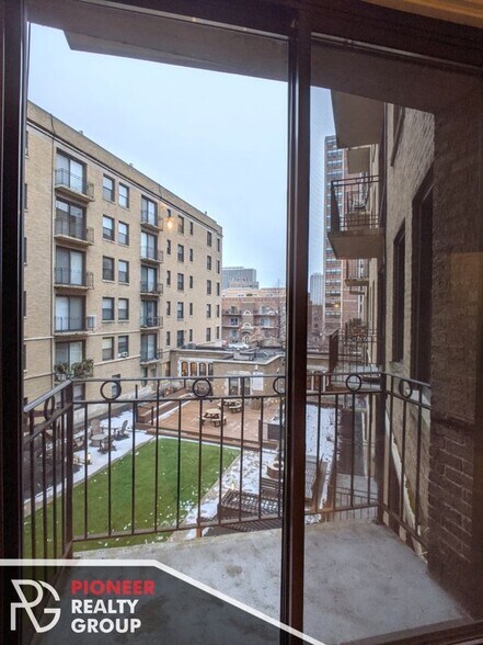 Building Photo - 4242 N Sheridan Rd