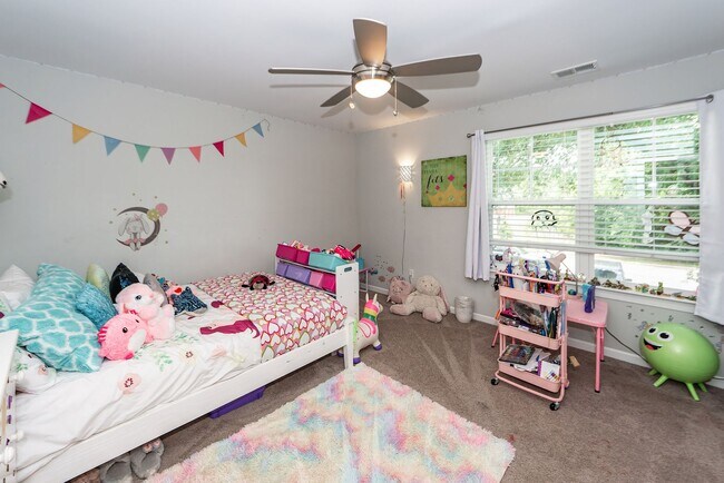 Building Photo - 3 Bedroom 2.5 Bath Single Family Home in F...